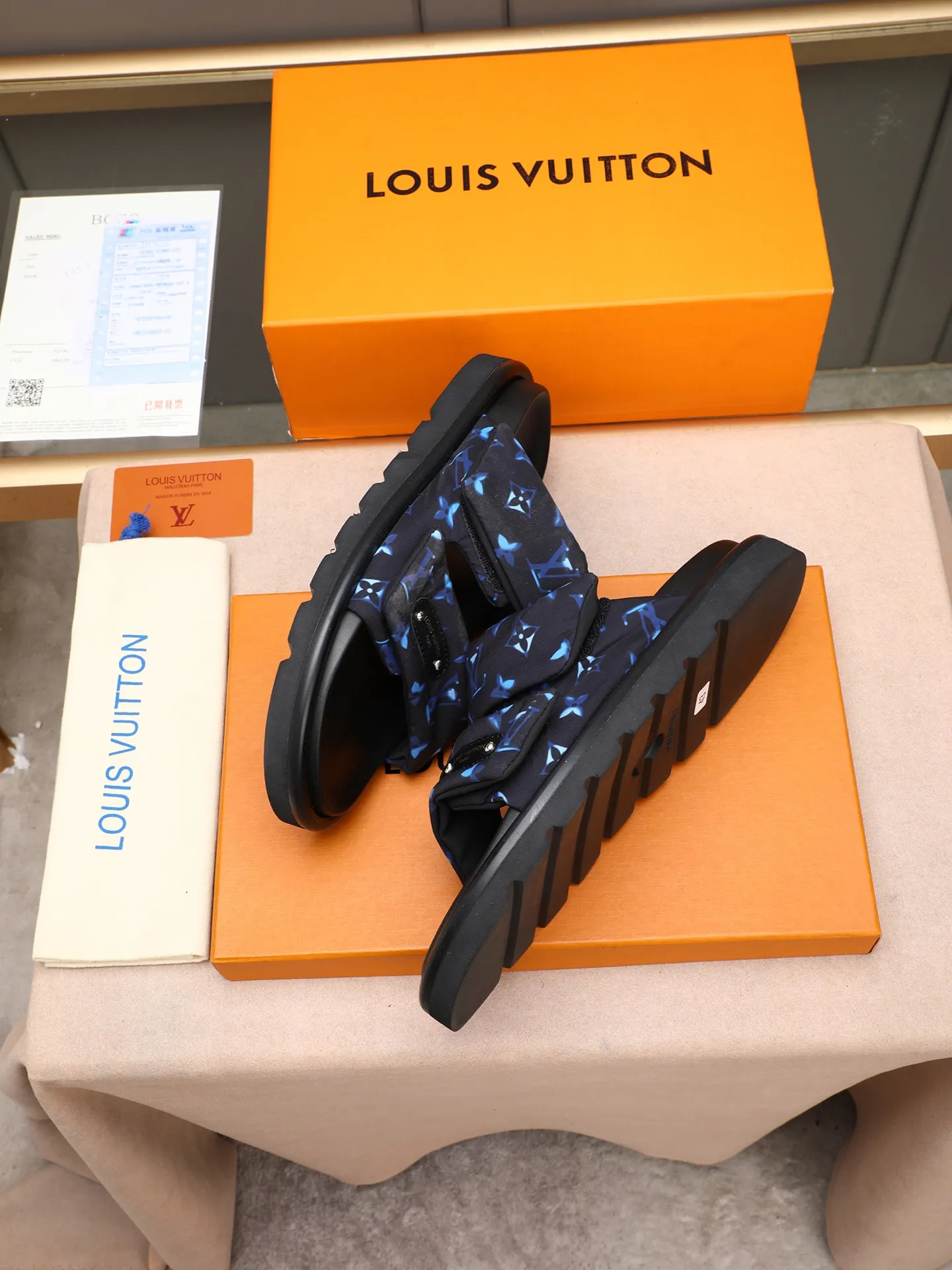 PP360 [LOUIS VUITTON] Louis Vuitton, LV printing, men's and women's slippers are on the market. The drawer box packaging comes with a cloth bag and a card. The upper pattern looks very soft and waxy, and it is a super versatile leg slimming tool. Fabric: imported denim/canvas/old fabric, LV hardware LOGO, official website pattern printing, comfortable to wear, feet: high-elastic PU water table. Sole: foam sole, heel height: about 5cm. Code number: 35-46, 35, 45, 46 are custom-made and non-returnable. Color: multiple colors and styles available.